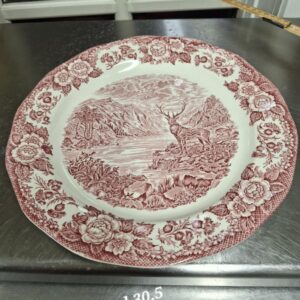 Rundt, engelsk fajance fad, 30,5 cm, med rød transferprint af et rådyr i et landskab.