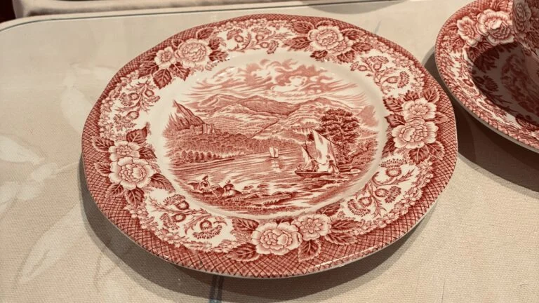 Rød kagetallerken med sejlbåd – ca. 17,5 cm