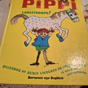 Forsiden af en gammel, gul børnebog 'Kender du Pippi Langstrømpe?' med illustrationer af Pippi og hesten.