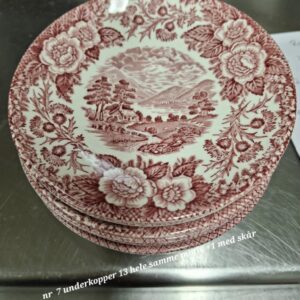 Engelske rød fajance kopper og underkopper med blomstermotiver, stablet, fin stand.