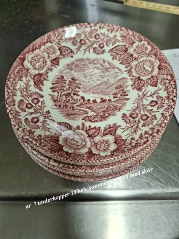 Engelske rød fajance kopper og underkopper med blomstermotiver, stablet, fin stand.