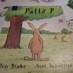 Forsiden af bogen 'Palle P', med illustration af en stor brun kanin, der står under et træ og ser nysgerrigt ud.