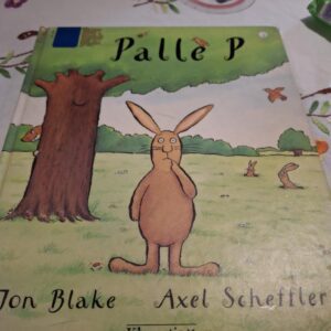 Forsiden af bogen 'Palle P', med illustration af en stor brun kanin, der står under et træ og ser nysgerrigt ud.