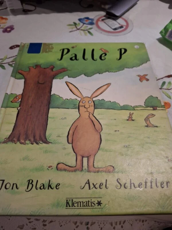 Forsiden af bogen 'Palle P', med illustration af en stor brun kanin, der står under et træ og ser nysgerrigt ud.