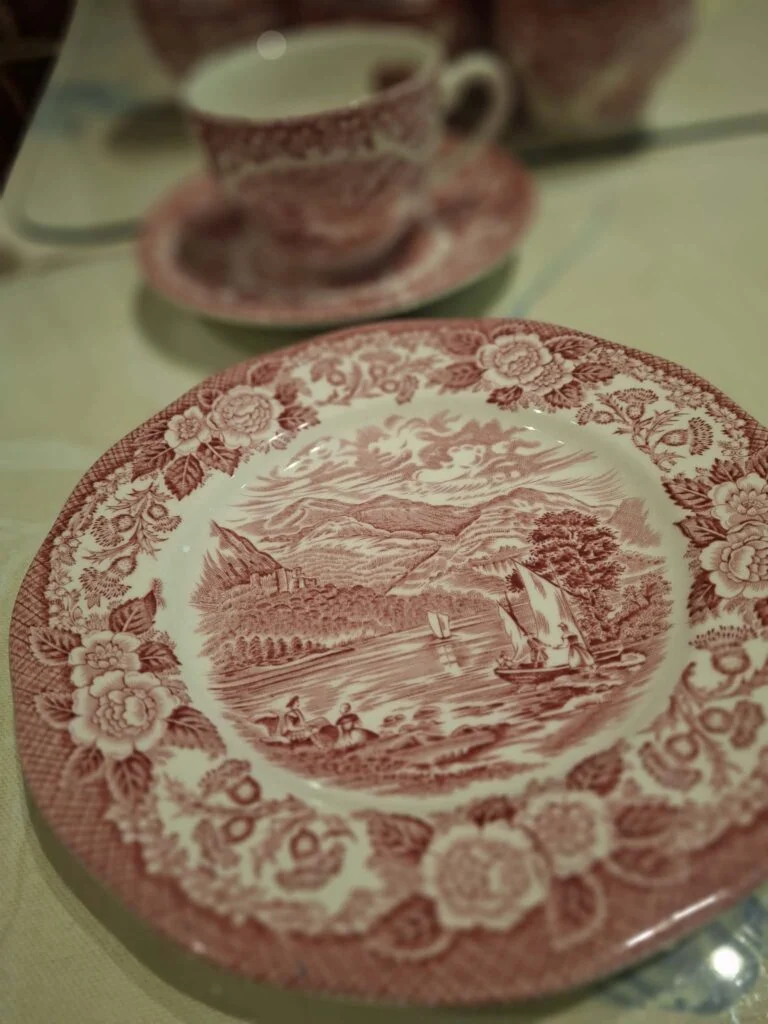 Rød transferware kagetallerken fra Enoch Wedgwood