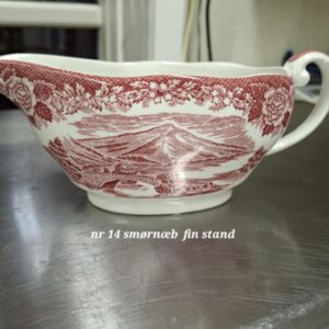 Engelsk smørnæb/sovsekande i hvid fajance med rød overføringsprint af et landskab, fin stand.