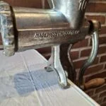 Side af gammel kødhakker med bordklemme og mærkningen Made in Czechoslovakia.