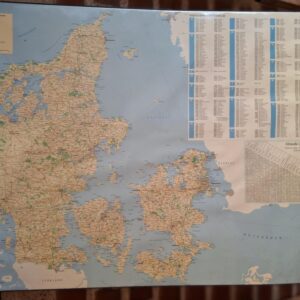 Et stort vintage Danmarkskort med detaljerede veje, byer, postnumre og afstandstabeller, produceret af Bantex A/S.