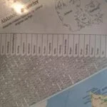 En detaljeret afstandstabel i kilometer mellem forskellige byer i Danmark, som del af et vintage landkort.