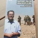 Forside af bogen Rapport fra en ørkenspejling af Steffen Jensen. Portræt af forfatteren med soldater i baggrunden.