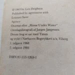 Kolofon i Den skindøde u-båd med originaltitlen Horse Under Water, første danske udgave 1968 og anden udgave 1984.