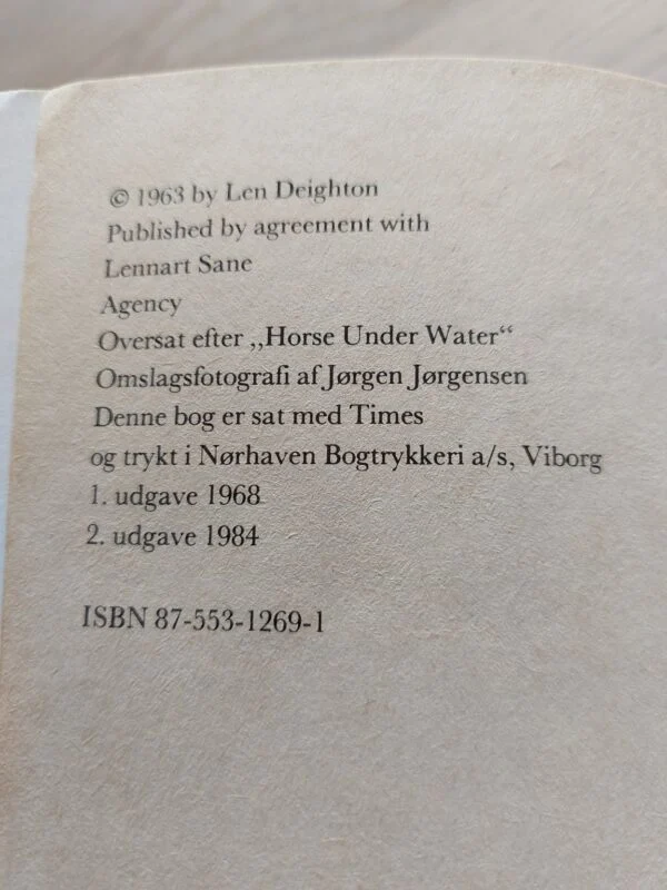 Kolofon i Den skindøde u-båd med originaltitlen Horse Under Water, første danske udgave 1968 og anden udgave 1984.