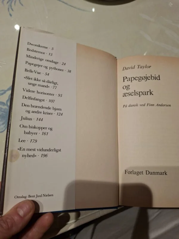 Titelblad og indholdsfortegnelse i bogen 'Papegøjebid og æselspark' af David Taylor.