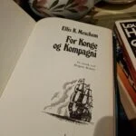 Titelbladet til 'For Konge og Kompagni' af Ellis K. Meacham med tegning af sejlskib. Forlaget Lademann.
