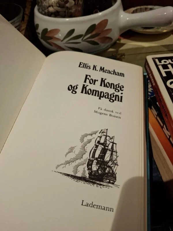Titelbladet til 'For Konge og Kompagni' af Ellis K. Meacham med tegning af sejlskib. Forlaget Lademann.