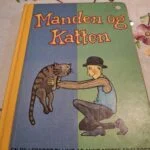 Forsiden af bogen 'Manden og Katten', en billedfortælling af Anne Mette Edeltoft, med illustration af en mand der holder en kat.