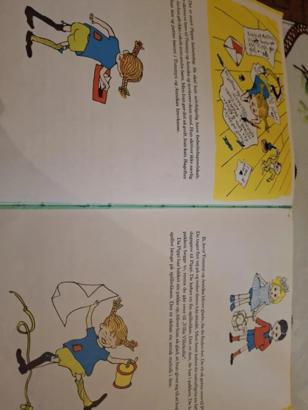 To opslåede sider fra en gammel Pippi Langstrømpe bog med farverige illustrationer af Pippi, Tommy og Annika.