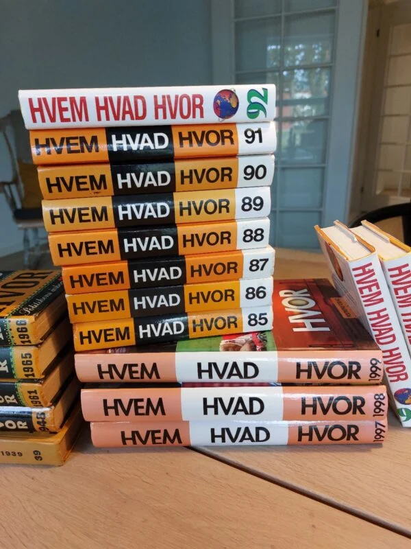 En gavekurv med udvalg af små mjødflasker. En trækasse mærket 'Glædelig Jul' vises med flasker såsom Valnød og Hindbær.