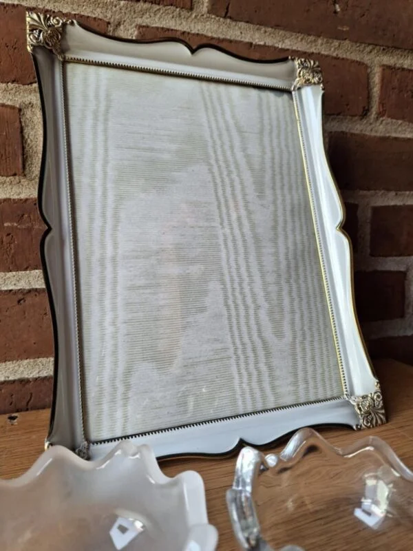 Nærbillede af en klar Holmegaard glasskål med blødt buede kanter og et synligt logo i bunden, placeret på et træbord.