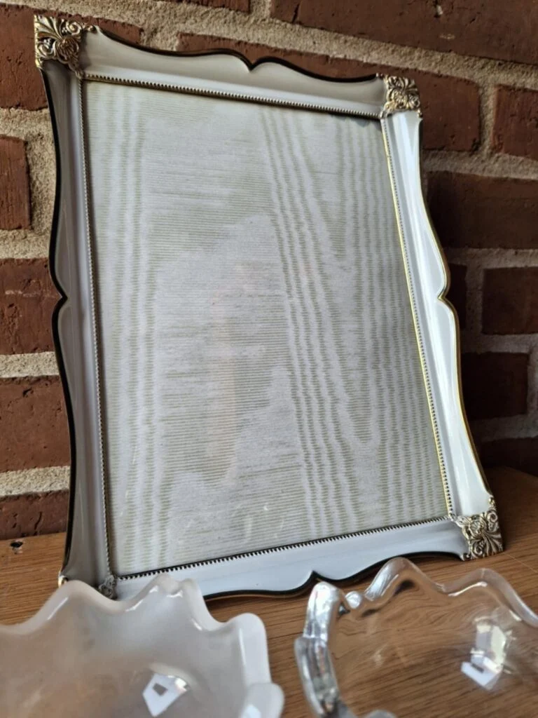 🖼️ Elegant vintage fotoramme med emalje og gyldne detaljer