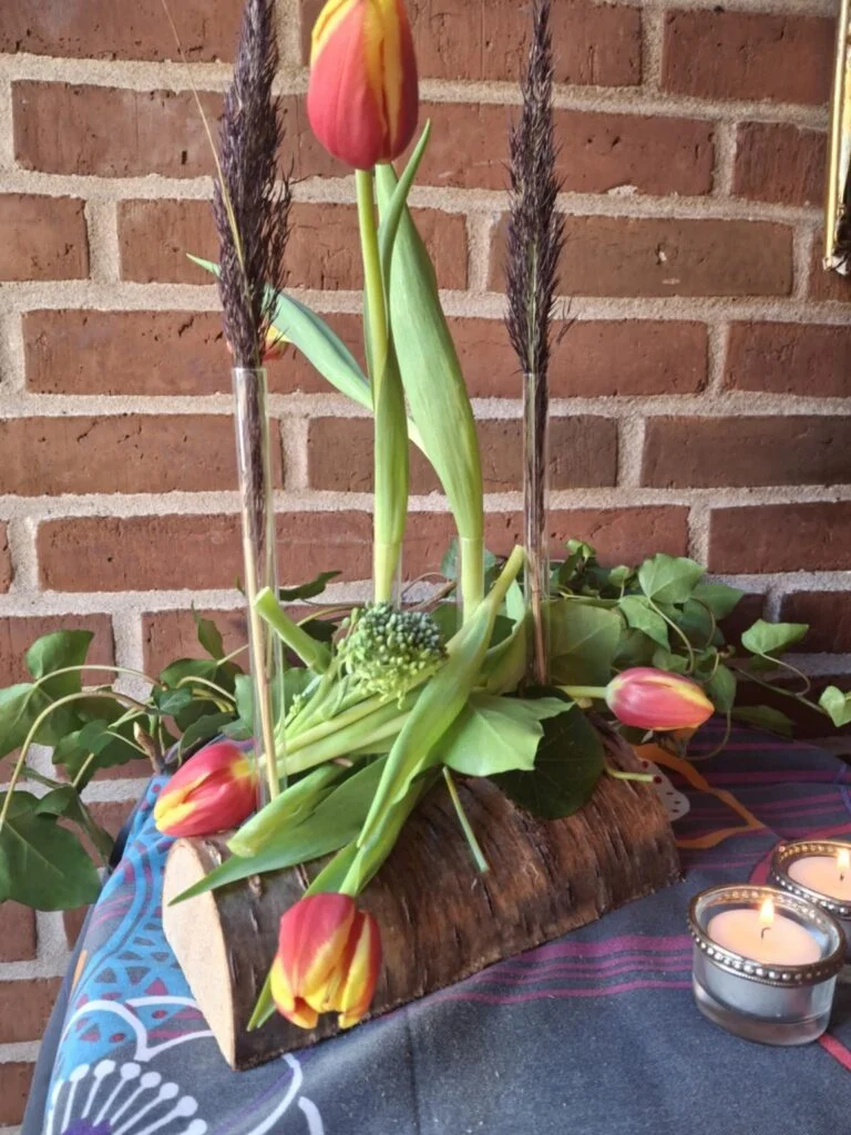 🌸 Trævase med glasrør – naturens egen blomsterholder