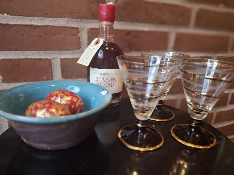Vintage cocktailglas med gyldne kanter – klar til dekoration eller dessertvin 🍒🥂