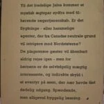 En stak på fem bøger i forskellige farver og størrelser med en blomsterdekoreret kaffekop og småkager på en lyserød hækledug.