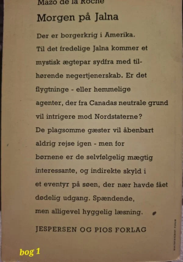 En stak på fem bøger i forskellige farver og størrelser med en blomsterdekoreret kaffekop og småkager på en lyserød hækledug.