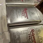 Tre vintage metalte dåser fra Ridgways Five O'Clock Tea i forskellige størrelser, med traditionel engelsk skrift og mønster.