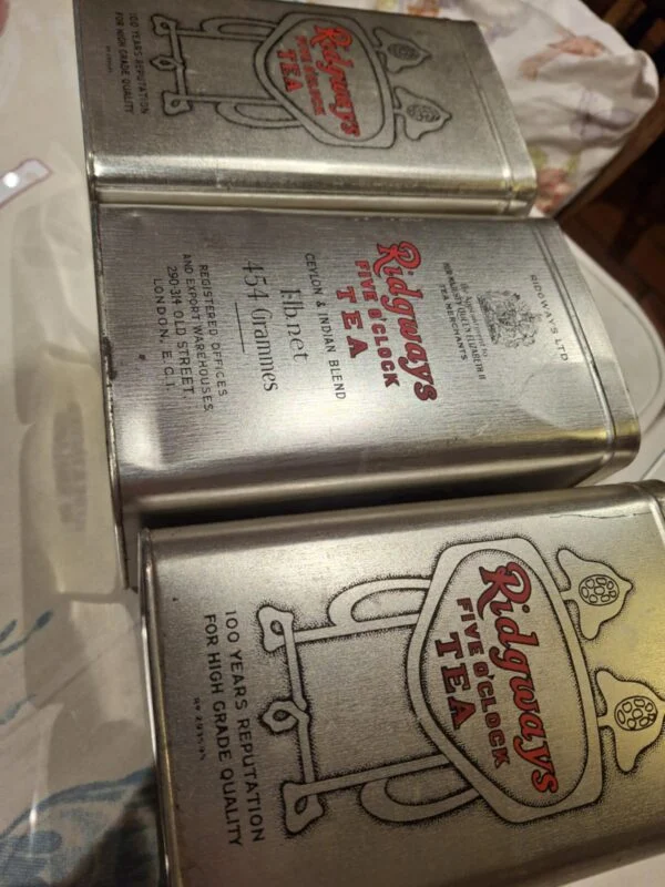 Tre vintage metalte dåser fra Ridgways Five O'Clock Tea i forskellige størrelser, med traditionel engelsk skrift og mønster.