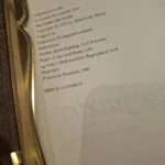 Nærbillede af informationssiden i bogen 'Gøgeungen', der viser forfatter, oversætter og forlag for den danske udgave.