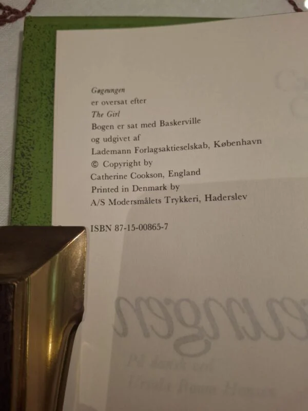 Fire vintage bøger med farverige omslag og blomstermotiver; gul/grønne blomster, orange blomst, grå/hvidt forgrening og en guld påfugl.