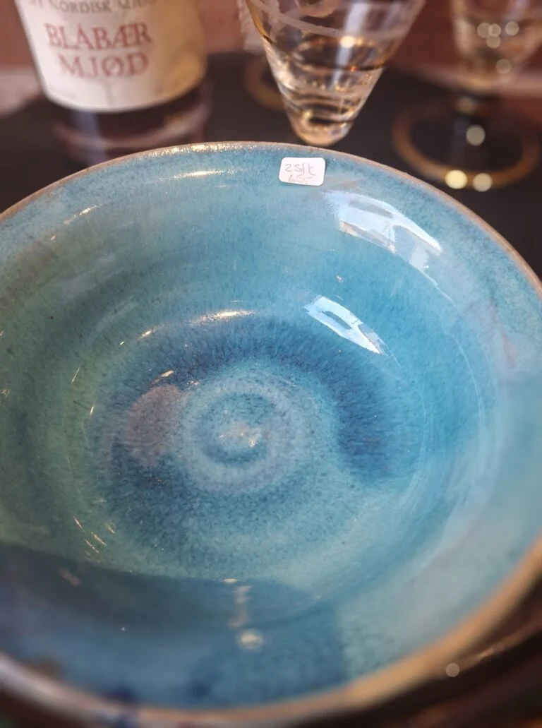 Hånddrejet blå keramikskål – havets farver til hverdag og hygge 🌊☕