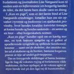 Nærbillede af bagsideteksten på en Julia-bog, 'Umulig at Glemme', der beskriver en romantisk historie om Claudia Gray og Daniel Sinnington.
