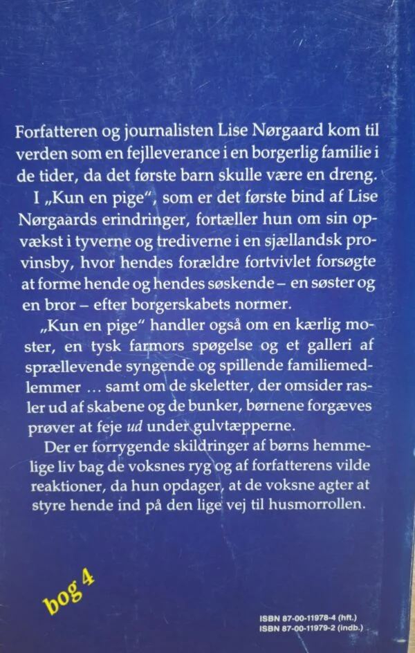 Nærbillede af bagsideteksten på en Julia-bog, 'Umulig at Glemme', der beskriver en romantisk historie om Claudia Gray og Daniel Sinnington.