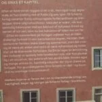 Forsiden af bogen 'Kun en Pige' af Lise Nørgaard, med et gammelt foto af en lille pige i en gylden oval ramme på en blå baggrund.