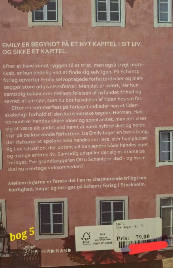 Forsiden af bogen 'Kun en Pige' af Lise Nørgaard, med et gammelt foto af en lille pige i en gylden oval ramme på en blå baggrund.