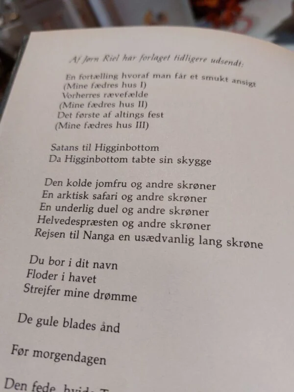 Den første side af bogen 'Frøken Biancas dybe fald' af Jørn Riel, med forfatterens navn, titel og illustrator Eiler Krag.