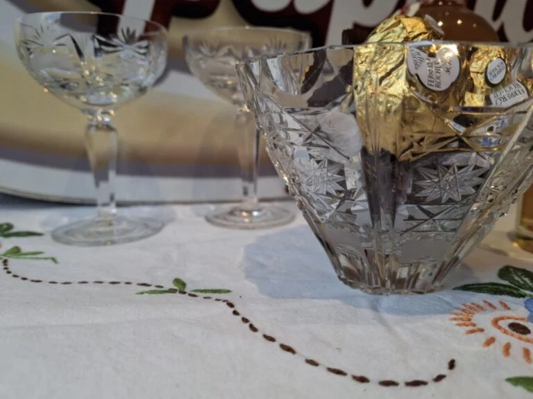 🥂 2 Vintage krystalglas – håndslebet med blomstermønster