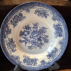 Et lille, håndlavet, mørkerødt juletrommeophæng med en guldfarvet kant. Ophængt i juletræets grangrene med en guldtråd.