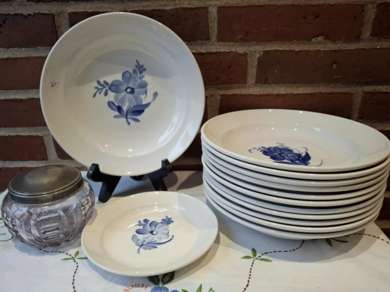 💙 Blåt blomsterstel – klassisk håndmalet porcelæn i nordisk stil