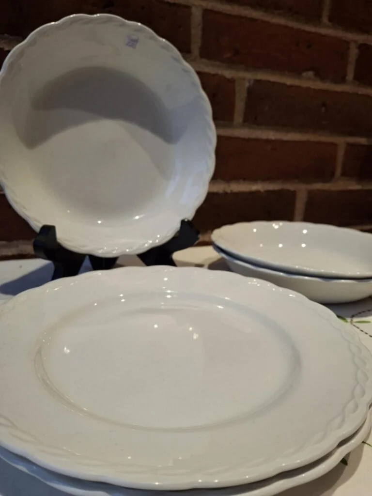 🍲 Hanley Ware “Satin White” – dybe tallerkener fra Staffordshire, England
