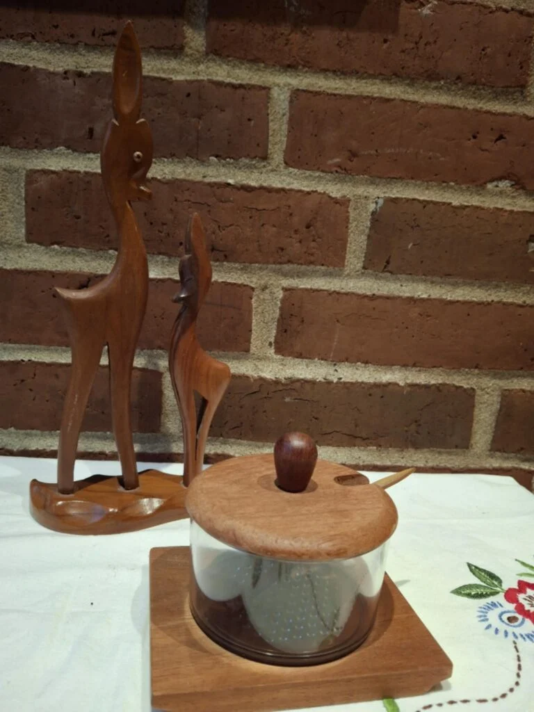 🦌 Vintage teaktræsrådyr på fælles fod – dansk håndværk med sjæl