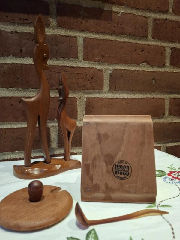 Vintage Lütjhøe Wood sennepskrukke i teaktræ med glasindsats og tilhørende ske. Billedet viser undersiden af træfadet med mærke. Teaktræsrådyr i baggrunden.
