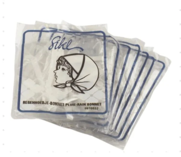 Syv stykker klare engangs-regnhætter fra Sibel, pakket individuelt i plastik, med mønster og logo, set fra oven på hvid baggrund.