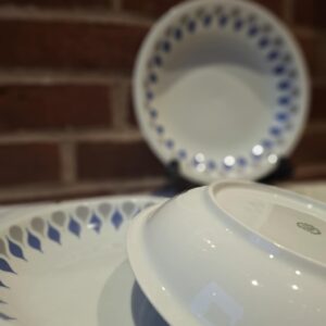 Nærbillede af bunden på en Lyngby Danild 'Dråben' tallerken i hvid porcelæn, hvor den grønne cirkulære markering ses.