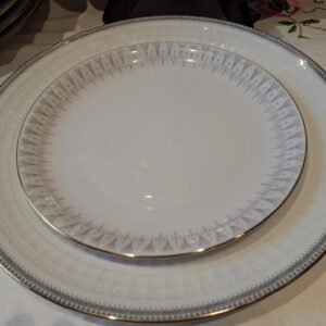 To Eschenbach Capri middagstallerkener i hvid porcelæn, den ene oven på den anden, med et detaljeret gråt mønster og guldkant.