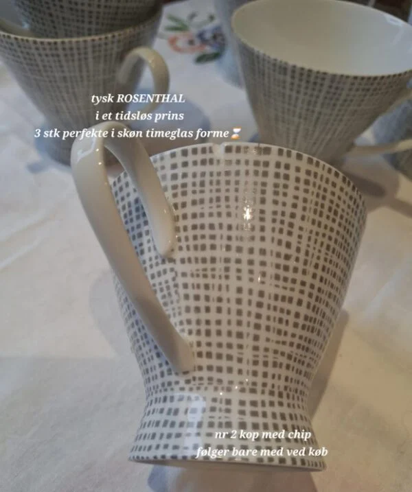 En enkelt Rosenthal kaffekop i hvid porcelæn med gråt grafisk mønster og en udpræget timeglasform. Bemærkning om chip er synlig.