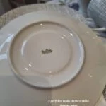 Bunden af en Rosenthal underkop i hvid porcelænmed gråt grafisk mønster, der viser stemplet 'Rosenthal Bavaria Germany'.