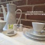 Et Rosenthal kaffesæsæt bestående af kaffekande, sukkerskål, salt- og pebersæt, samt en kop med underkop. Hvid porcelæn med gråt grafisk mønster.